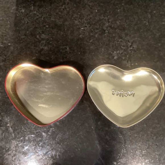 Maxim's De Paris Red Heart Tin with Lid - Picture 4 of 4